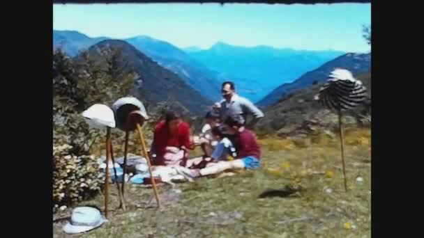 1963年7月イタリア プラベッロ 60年代の家族のピクニック山の牧草地屋外 — ストック動画