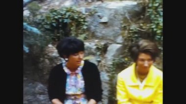 PAVIA, ITALY MAYIS 1965: 60 'lı yıllarda şehirde oturan insanlar rahatlar