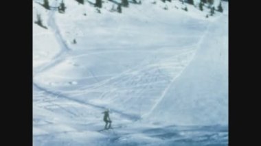 DOLOMITES, İTALYA 1970: 70 'lerin kış tatillerinde Dolomitlerde kayakçılar