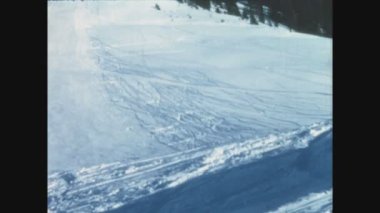 DOLOMITES, İTALYA 1970: 70 'lerin kış tatillerinde Dolomitlerde kayakçılar