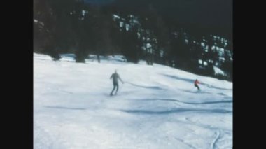 DOLOMITES, İTALYA 1970: 70 'lerin kış tatillerinde Dolomitlerde kayakçılar