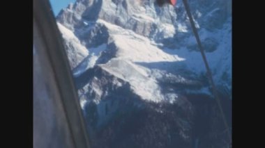 DOLOMITES, İTALYA 1970: 70 'lerde Dolomitler dağ manzarası