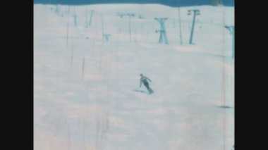 DOLOMITES, İTALYA 1970: 70 'lerde Dolomitlerde bir kayak yamacının görüntüsü