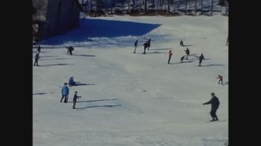 CORTINA, İtalya 1963: 60 'larda Cortina' da kayak pistinde kayakçılar