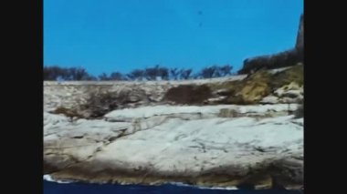 ROME, ITALY HAZİRAN 1968: 60 'lı yıllarda sürat teknesinde bir grup çocuk