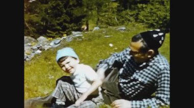 DOLOMITES, ITY MAYIS 1969: 60 'larda baba çocuk şefkatli bir an çimlerin üzerinde sarılıyor