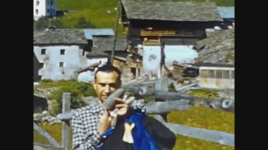DOLOMITES, İtalya Mayıs 1969: 60 'larda Tyrol' da yaz tatilinde mutlu aile