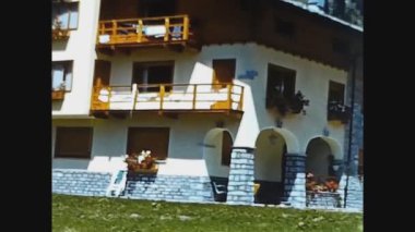 DOLOMITES, İTALYA MAYIS 1969: 60 'lardaki tipik dağ alp evi