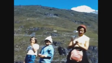 DOLOMITES, İtalya Mayıs 1969: 60 'larda aile tatili dağ yürüyüşü