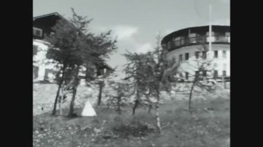 DOLOMITES, İTALYA HAZİRAN 1967: 60 'larda Alpler' in karlı zirveleri