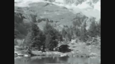 DOLOMITES, İTALYA HAZİRAN 1967: 60 'larda Alpler' in karlı zirveleri