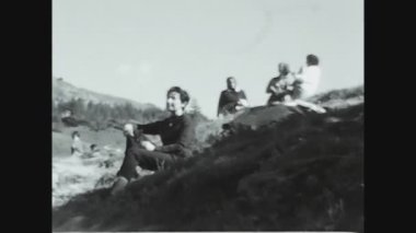 DOLOMITES, İTALYA HAZİRAN 1967: 60 'larda aile tatili dağ yürüyüşü