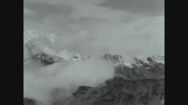 DOLOMITES, İtalya HAZİRAN 1967: 60 'larda Alpler Gölü manzarası
