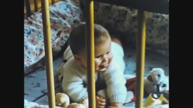 COMO, ITALY HAZİRAN 1965: 60 'larda yan rayları olan yatakta bebek