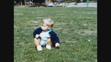 COMO, ITALY HAZİRAN 1965: 60 'lı yılların aile anılarında bebeğin ilk adımları