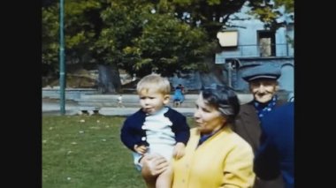 COMO, ITALY HAZİRAN 1965: 60 'lı yılların aile anılarında bebeğin ilk adımları