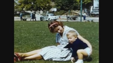 COMO, ITALY HAZİRAN 1965: 60 'larda çiftçi çocuk eşeğe biniyor