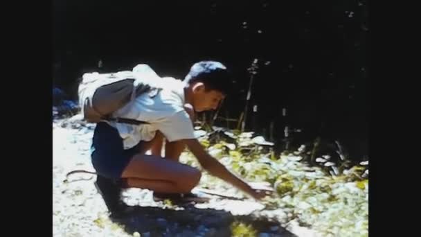 Prabello Italia Julio 1963 Niño Recoge Come Fresas Los Años — Vídeos de Stock