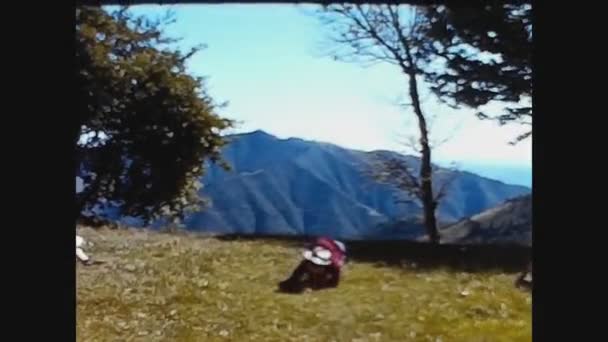 Prabello Włochy Lipiec 1963 Dzieci Toczą Się Trawniku Latach Dwóch — Wideo stockowe