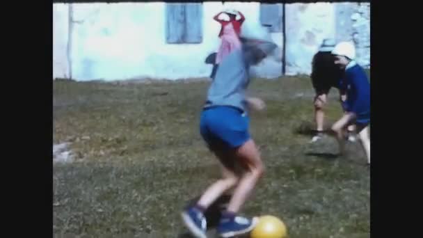 Prabello Italia Luglio 1963 Bambini Giocano Calcio Sul Prato Montagna — Video Stock