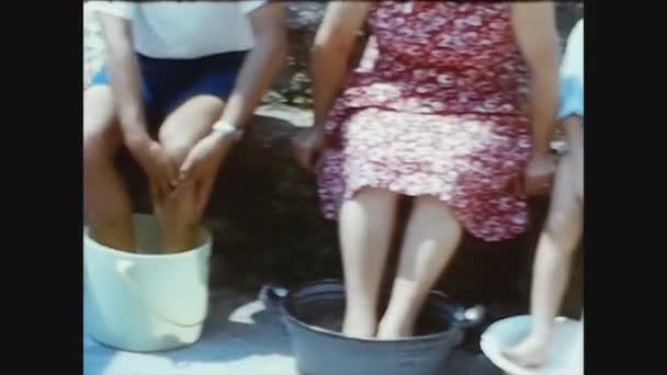 Прабелло Италия 1963 Семья Умывает Ноги Раковинах Типичная Сцена Повседневной — стоковое видео