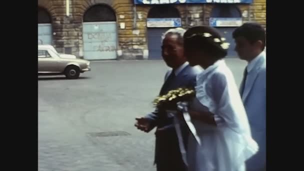 Pavia Italien Juni 1981 Braut Betritt Die Kirche Begleitung Ihres — Stockvideo