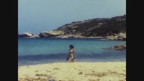 イタリアのクアルトゥサンテレナ1981年6月 80年代のサルデーニャ島のビーチポートレートの若い女性 — ストック動画