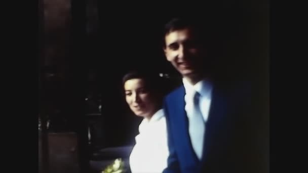 Pavia Itália Junho 1981 Recém Casados Deixam Igreja Após Cerimônia — Vídeo de Stock
