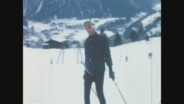 Dolomitos Itália Janeiro 1970 Esquiadores Nas Dolomitas Nas Férias Inverno — Vídeo de Stock