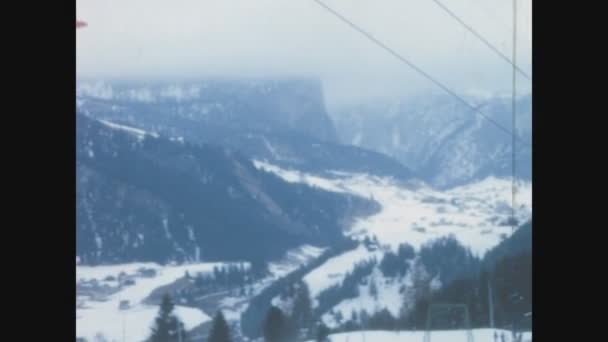 Dolomites Włochy Styczeń 1970 Ośrodek Narciarski Zewnątrz Dolomitach Latach Tych — Wideo stockowe