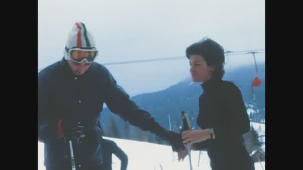 Dolomites Itálie January 1970 Zasnoubení Pár Lyžování Letech — Stock video