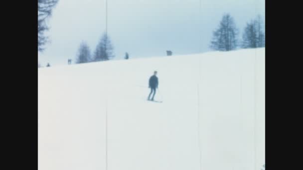イタリア ドロミテ1970年1月 70年代のドロミテ山脈のスキー場の眺め — ストック動画