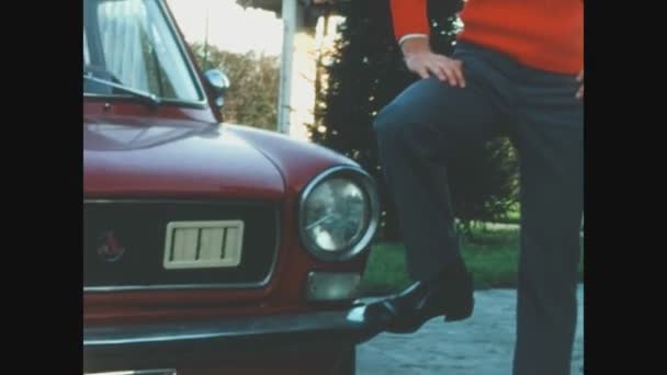 Dolomites Italia Enero 1970 Retrato Niño Con Coche Nuevo Autobianchi — Vídeos de Stock