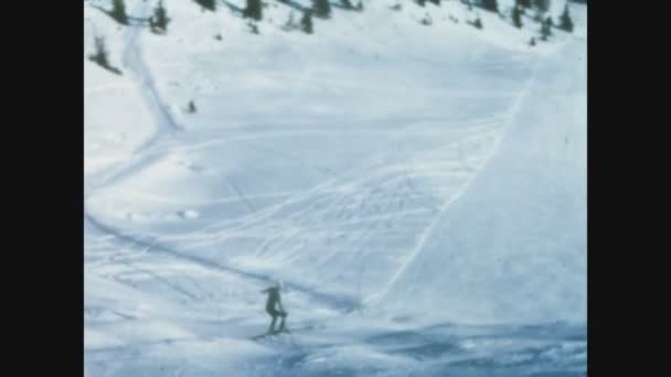 Dolomites Włochy Styczeń 1970 Narciarze Dolomitach Zimowe Wakacje Lat Tych — Wideo stockowe