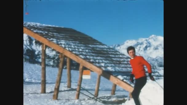 Δολομητεσ Ιταλια Ιανουαριου 1970 Σκιέρ Στους Δολομίτες Κατά Τις Χειμερινές — Αρχείο Βίντεο
