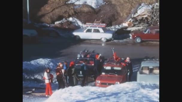Dolomites Italy January 1970 대스키를 사람들을 자동차 주차장 — 비디오