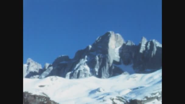 Dolomites Italia Enero 1970 Pequeña Iglesia Las Montañas Dolomitas Los — Vídeos de Stock