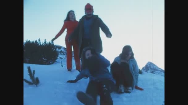 Δολομητεσ Ιταλια Ιανουαριου 1970 Ομάδα Φίλων Διασκεδάζουν Στο Χιόνι Της — Αρχείο Βίντεο