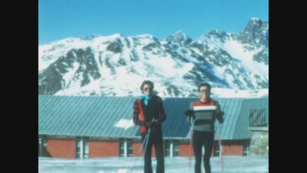 Dolomites Włochy Styczeń 1970 Ludzie Relaksują Się Ośrodku Narciarskim Świeżym — Wideo stockowe