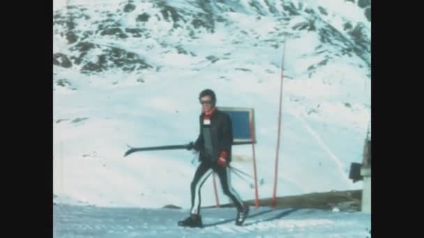 Dolomiti Italia Gennaio 1970 Sciatori Nelle Dolomiti Nelle Vacanze Invernali — Video Stock