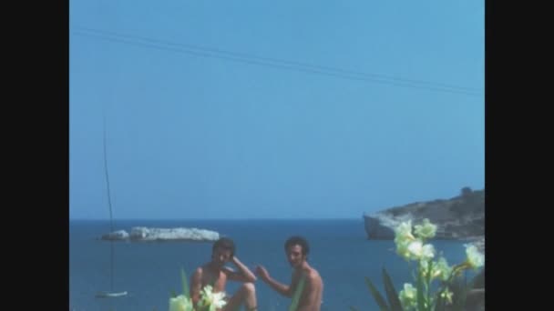 イタリア ガルガーノ1977年8月 70年代に海で同性愛少年のカップル — ストック動画