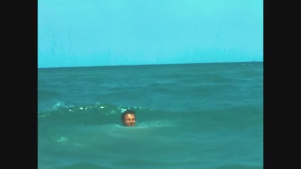 イタリア ガルガーノ1977年8月 70年代に海で同性愛少年のカップル — ストック動画