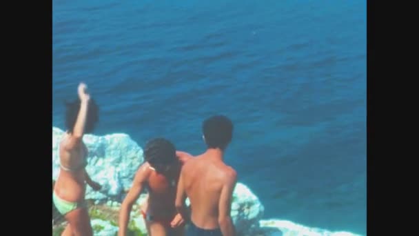 Vieste Olaszország August 1977 Emberek Nyaralás Mediterrán Tengerparti Kilátás Években — Stock videók
