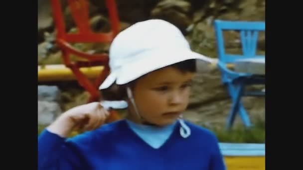 Dolomiti Italia Maggio 1969 Bambino Con Cappello Vicino Negli Anni — Video Stock