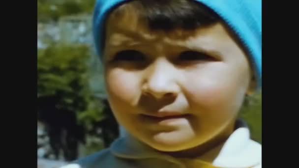 Dolomity Itálie Květen 1969 Dítě Kloboukem Zblízka Letech — Stock video