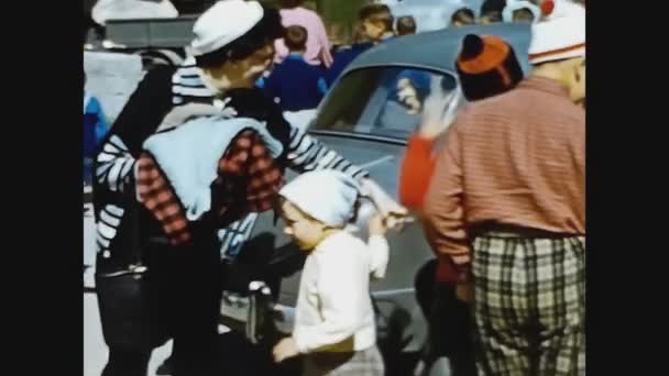 Dolomites Italy May 1969 Родина Після Висадки Автомобіля Парковці Тільки — стокове відео