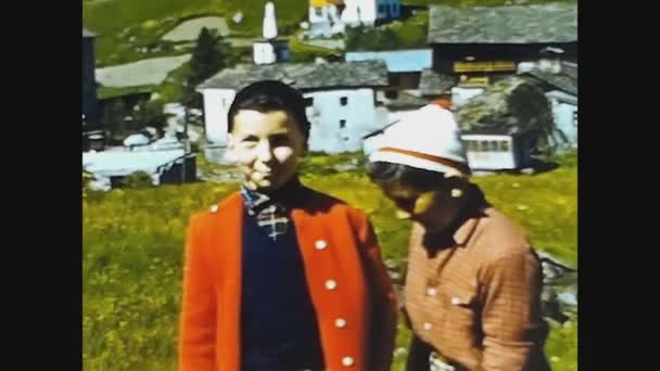 Dolomity Itálie Květen 1969 Veselá Dětská Rodinka Letní Dovolené Tyrolsku — Stock video