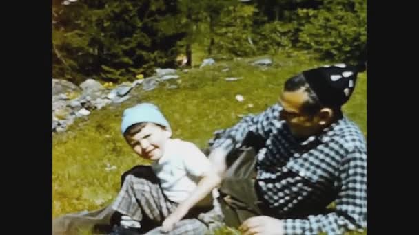 Доломиты Италия Мая 1969 Отец Ребенка Нежный Момент Обнимания Газоне — стоковое видео