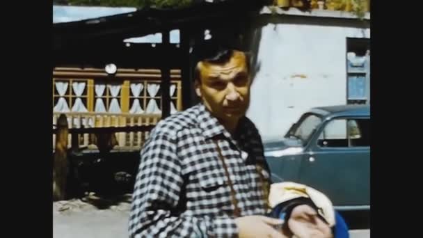 Доломиты Италия Май 1969 Семья Счастливых Людей Летних Каникулах Тироле — стоковое видео