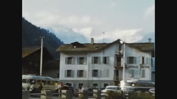 Dolomites Italy May 1969 60年代阿尔卑斯山一个小村庄的户外场景 — 图库视频影像